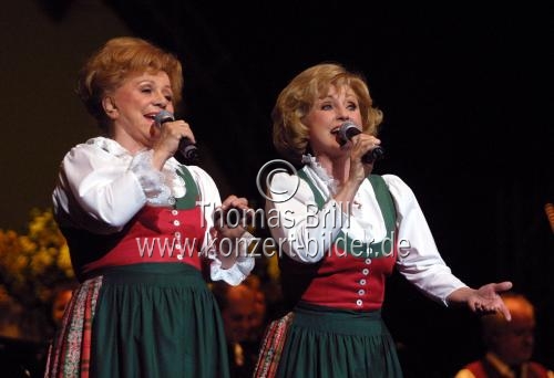 Maria und Margot Helwig beim Jahrtausendkonzert der Volksmusik in der Kölnarena (&copy; Thomas Brill)